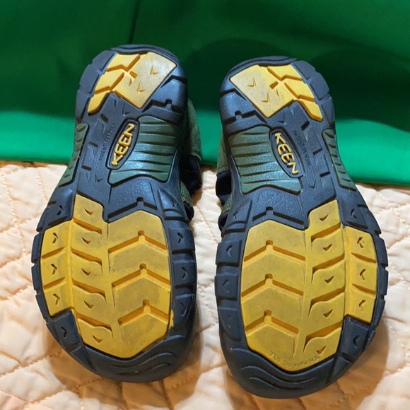 Keen youth size 4 classic sandal . Great shape - Picture 9 of 10